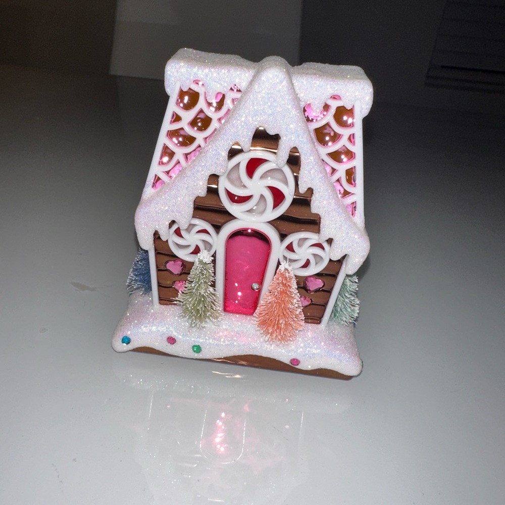 Bath and body works MAGICAL HOLIDAY HOUSE NIGHTLIGHT
Wallflowers Fragrance Plug